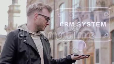 戴眼镜的聪明青年展示概念全息CRM系统